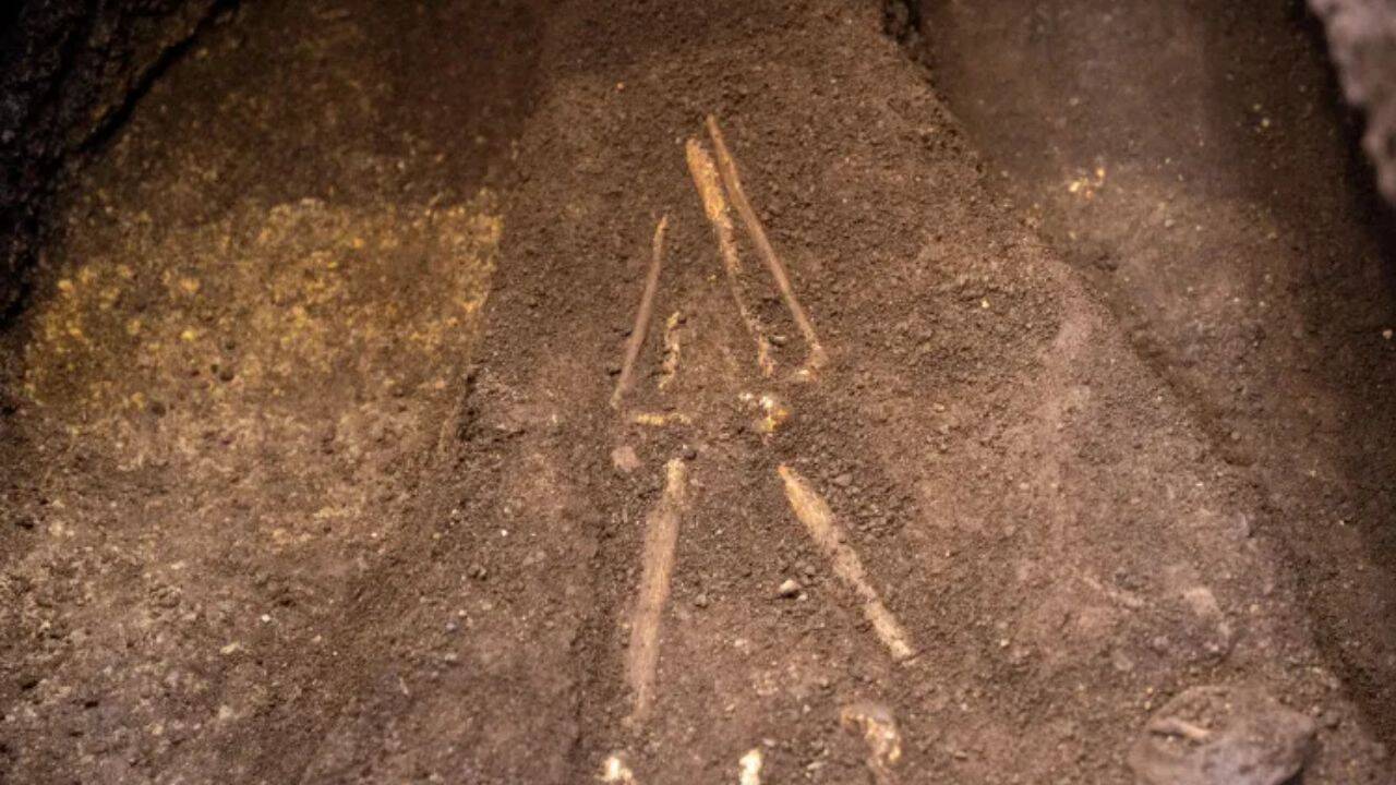 El Salvador burial under 2,800-year ash held turtle-shaped vessel