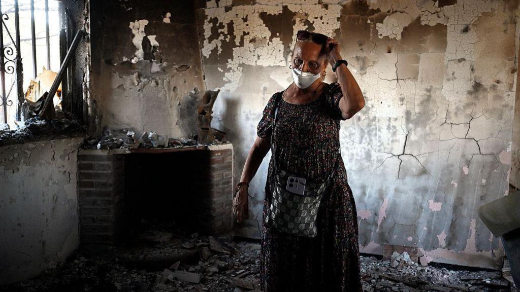 Thousands return home in Spain but new heatwave raises wildfire fears