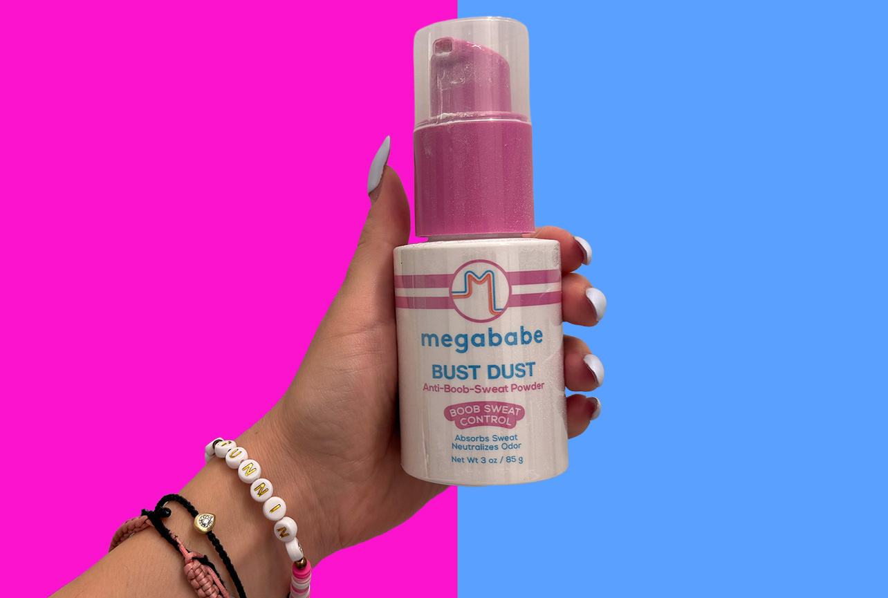 This bestselling boob powder sucks up sweat and odors while you work out – and it’s under $16