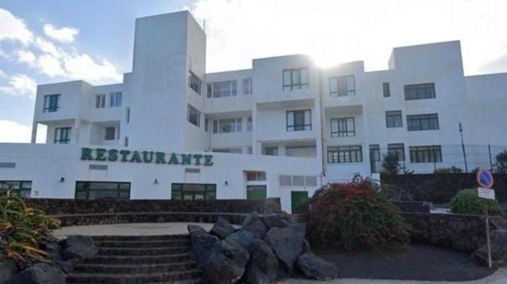 Friends died after holiday balcony fall, inquest hears