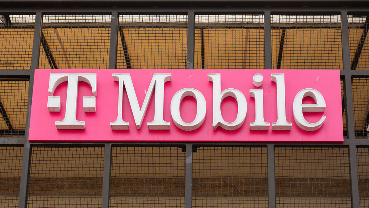 T-Mobile’s Home Internet Deals Include $200 Cash-Back Credit and Free Subscriptions to Hulu and Paramount+