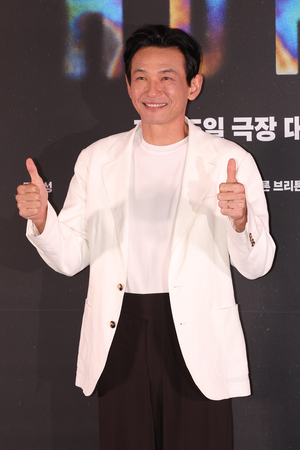 Woman claiming affair with Hwang Jung-min contacted actor’s teen son: report