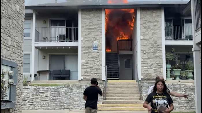 Residents recall moments of panic as flames tore through Northwest Side apartment complex