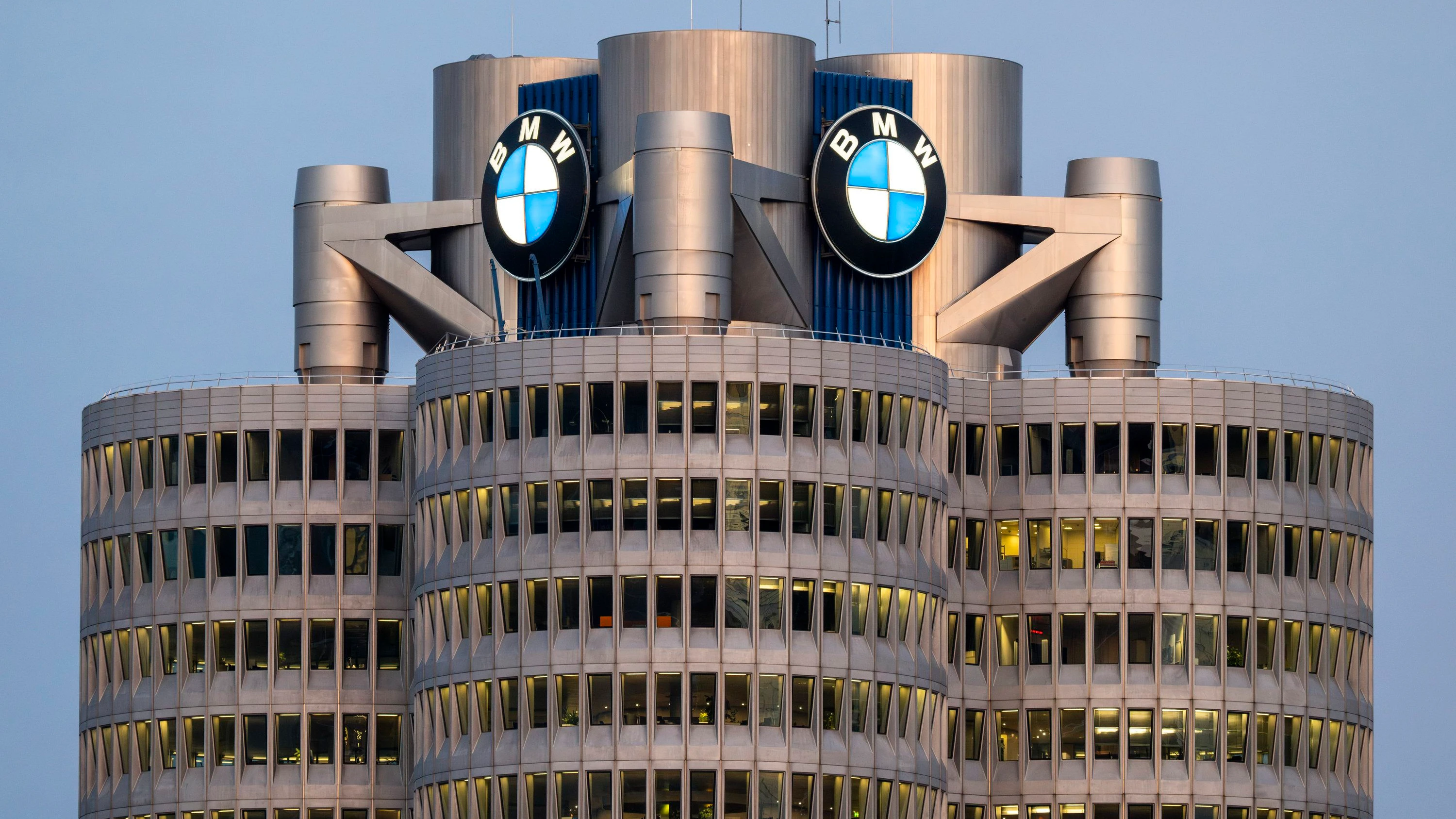 Business-Ticker: BMW-Gewinn bricht um mehr als ein Drittel ein