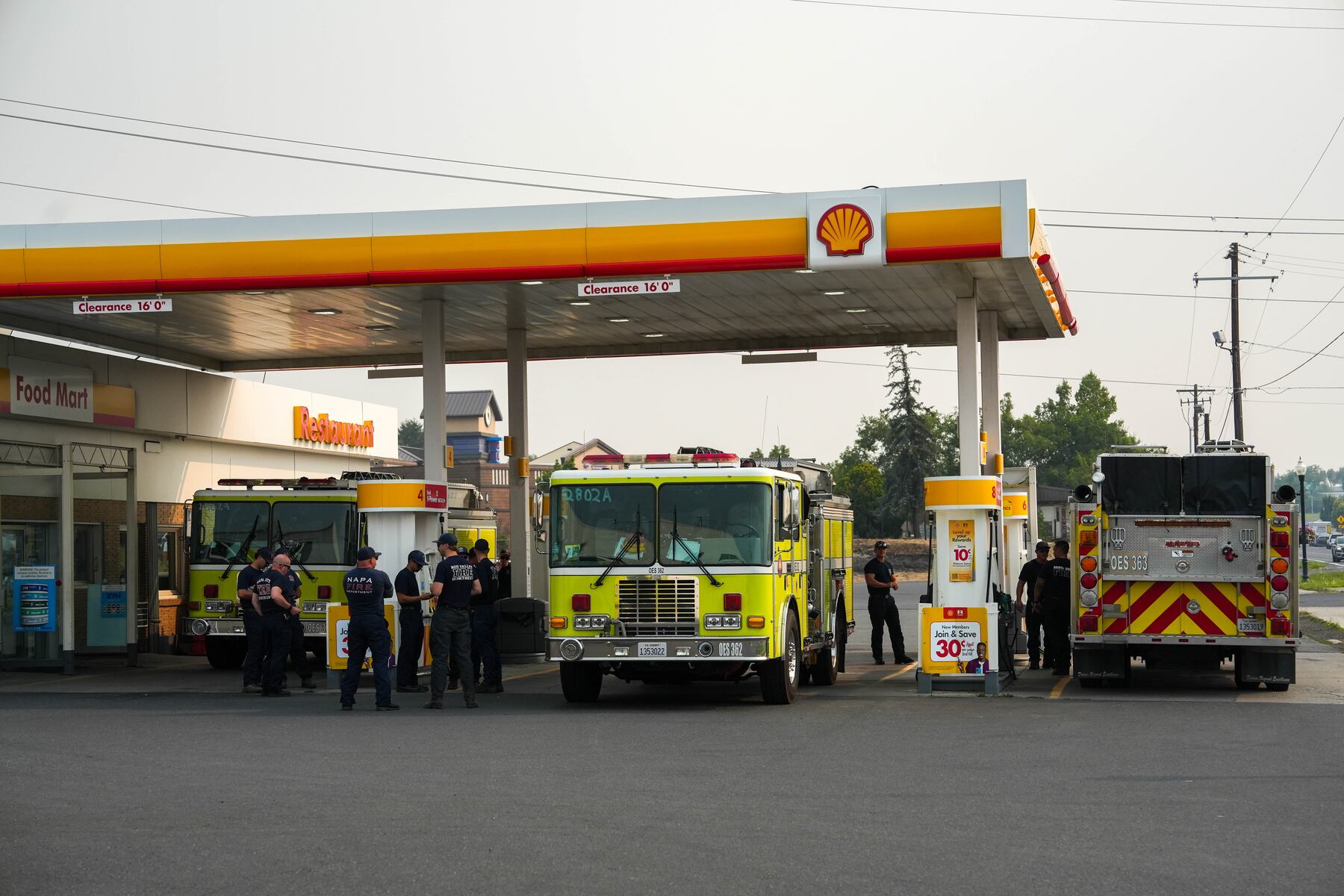 Hundreds of firefighters transform Madras into the front line of the Bench Fire