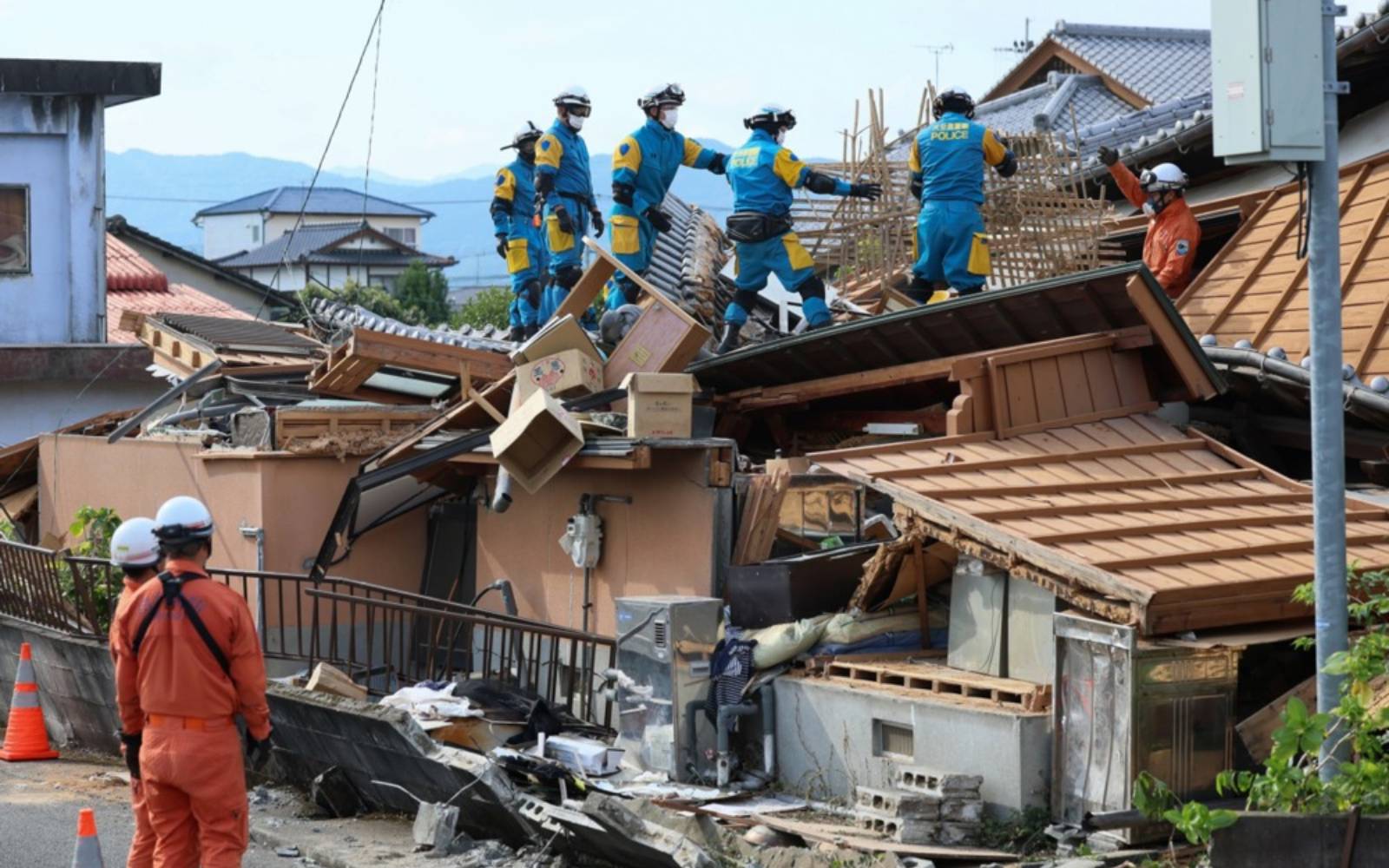 Japan quake toll hits 30 as survivors struggle in heat