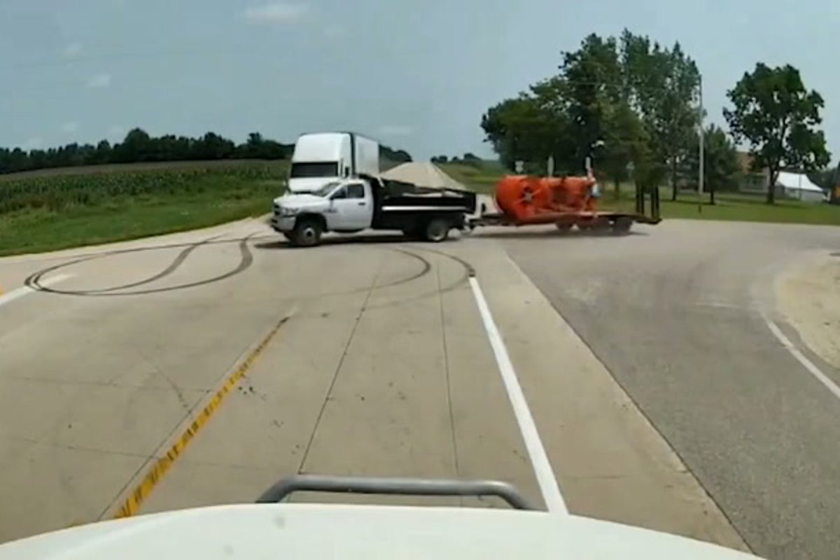 Moment semi-truck collides with tractor-trailer in major crash at Iowa intersection