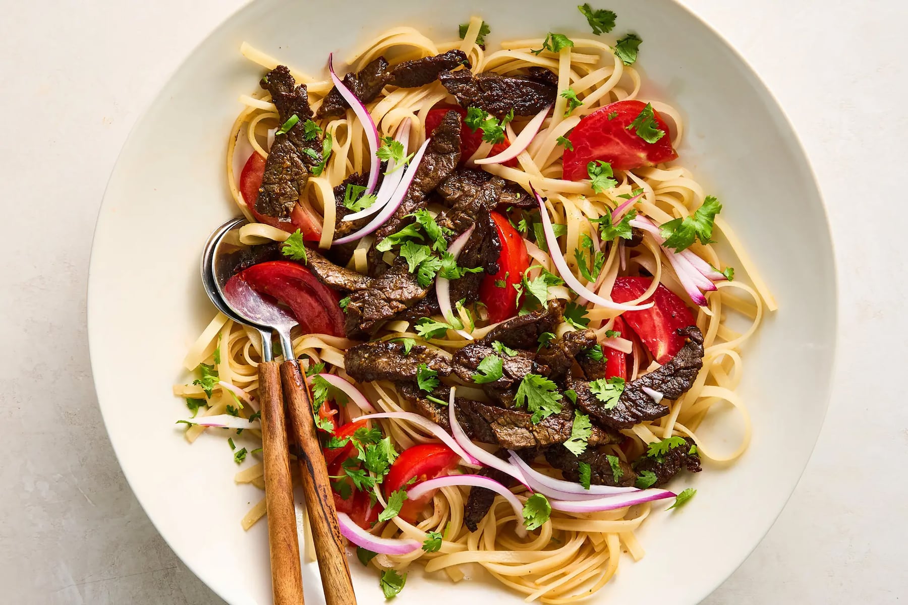 Cold noodles with steak and tomatoes