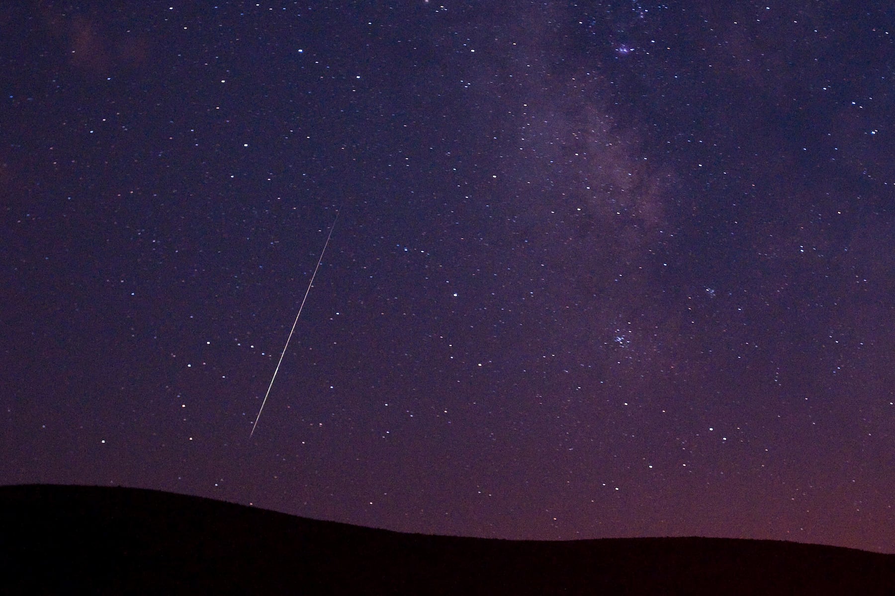 2 meteor showers Thursday night are worth staying up past midnight to see, even with a bright moon