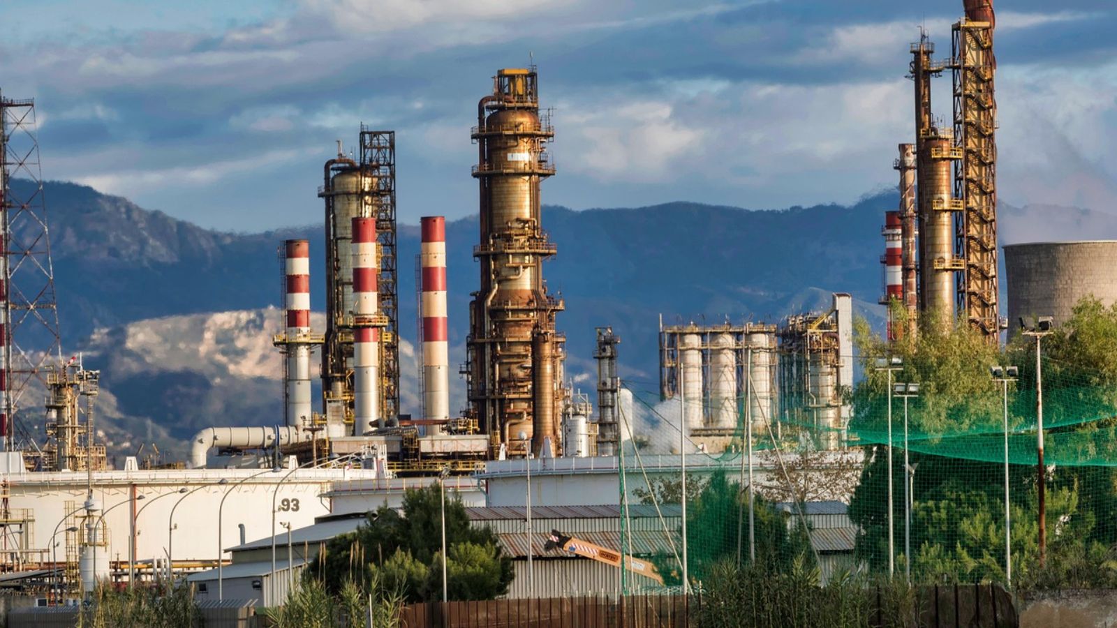 Eye on 800 TPD waste management, MCD signs deal with Oil India to set up CBG plants