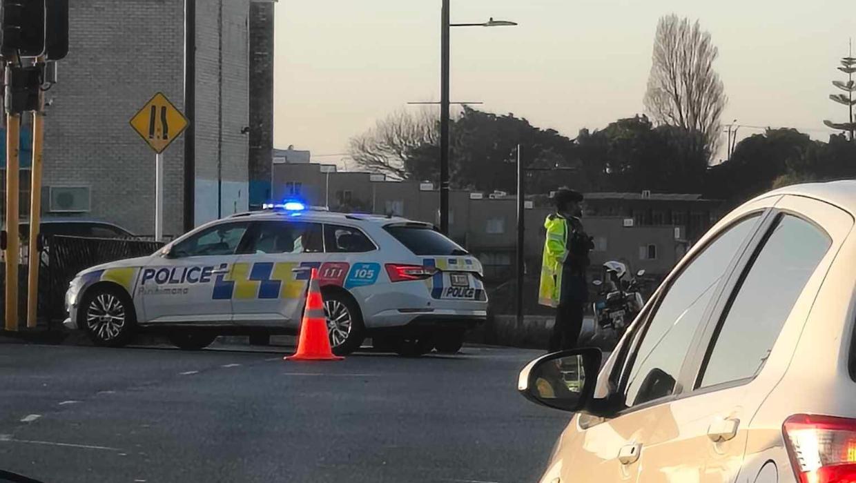 Major delays after serious crash closes Auckland road