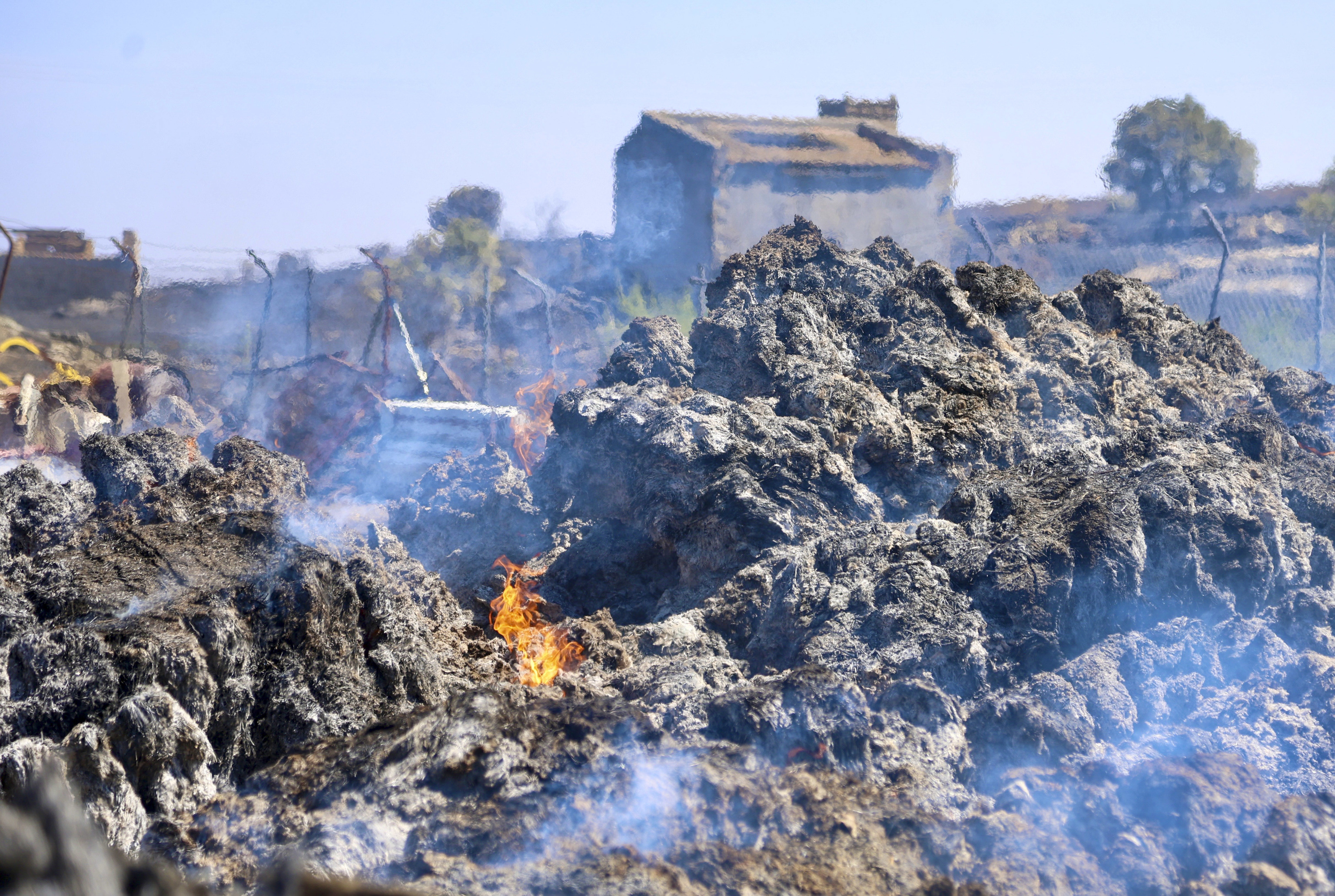 Incendios de Fermoselle (Zamora) y Veguellina (León) mantienen en jaque a los efectivos, que no sujetan sus frentes