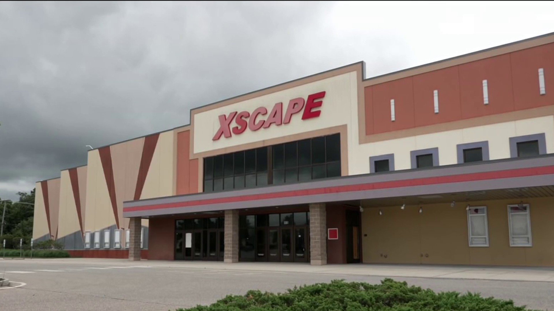 What is inspiring spike in break-ins and vandalism at an abandoned NJ movie theater?