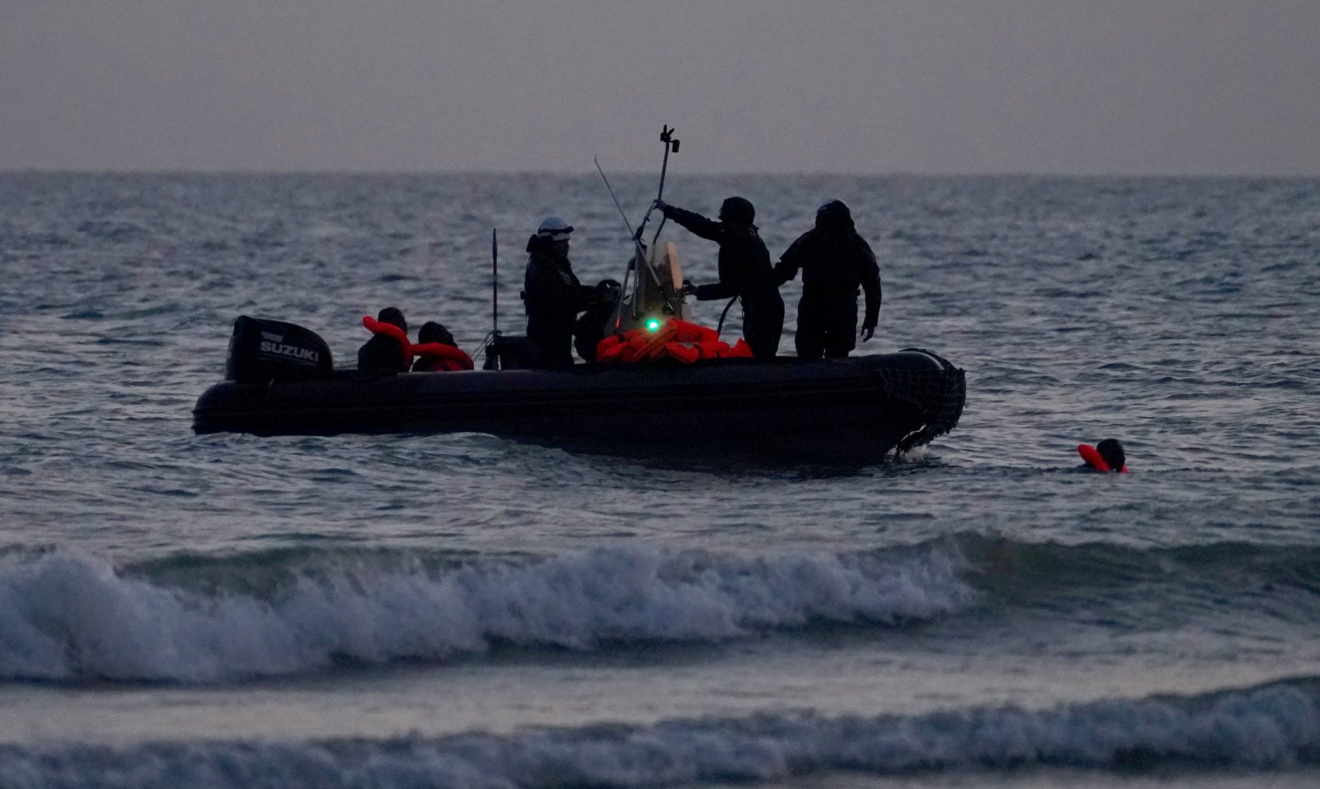 Home Office could withhold £160m from France if police fail to stop small boats