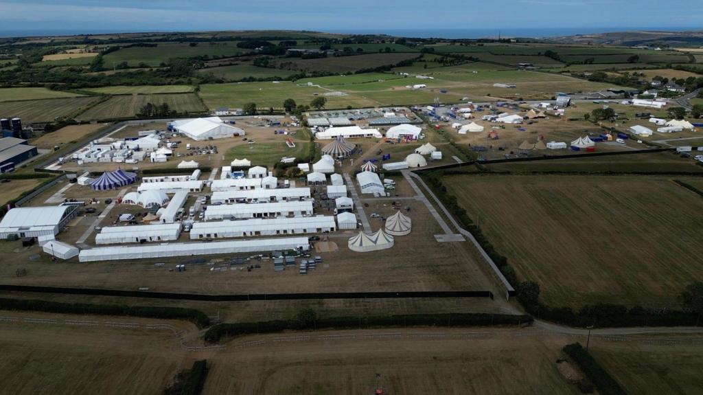 'Croeso gewch ym mro'r Wes Wes' - Eisteddfod y Garreg Las ar fin agor