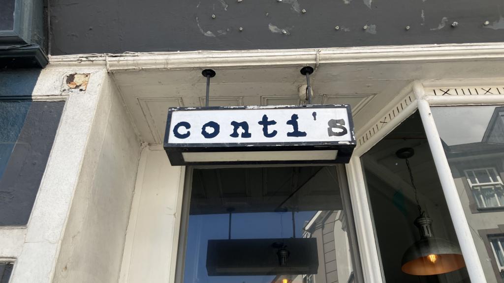 Caffi poblogaidd yn y gorllewin yn cau wedi bron i 100 mlynedd