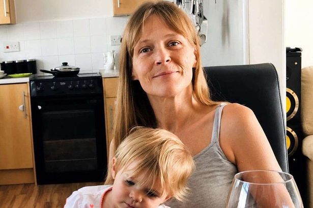 Mum with stomach and back pain dies just one week after diagnosis