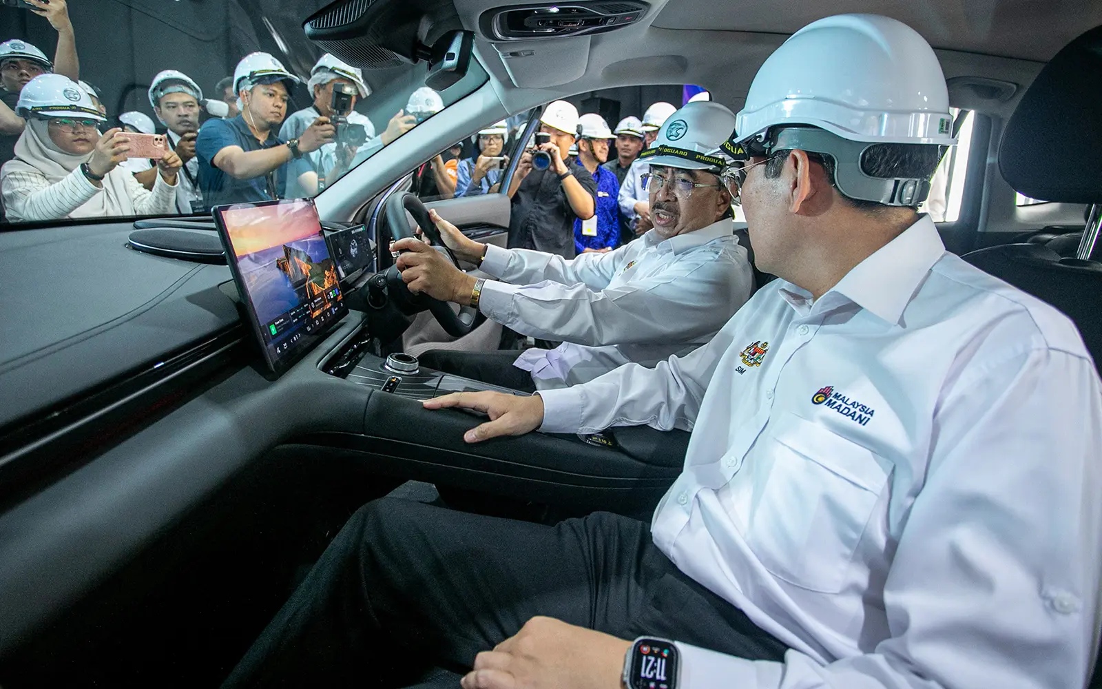Foreign investments must help Malaysia boost trade surplus, says Johari