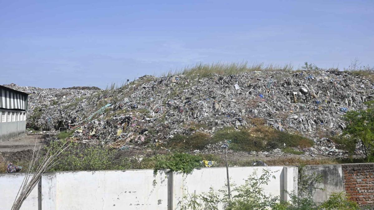 Residents allege groundwater contamination near Vendipalayam dump yard in Erode