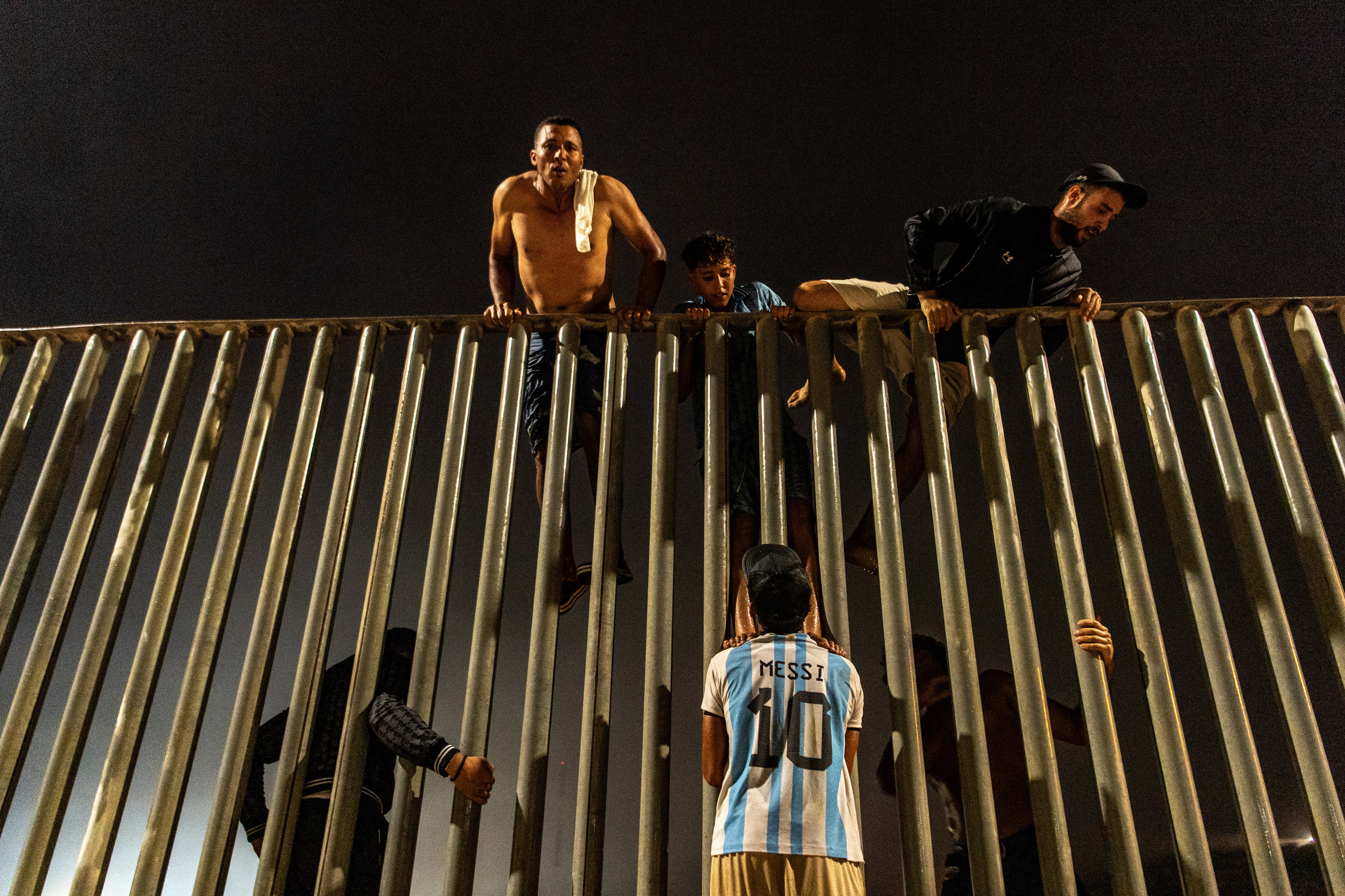 Unas 50.000 personas cruzan la frontera con Ceuta ante la mirada del Ejército y la Guardia Civil y el Gobierno asegura que la mitad ya ha regresado a Marruecos