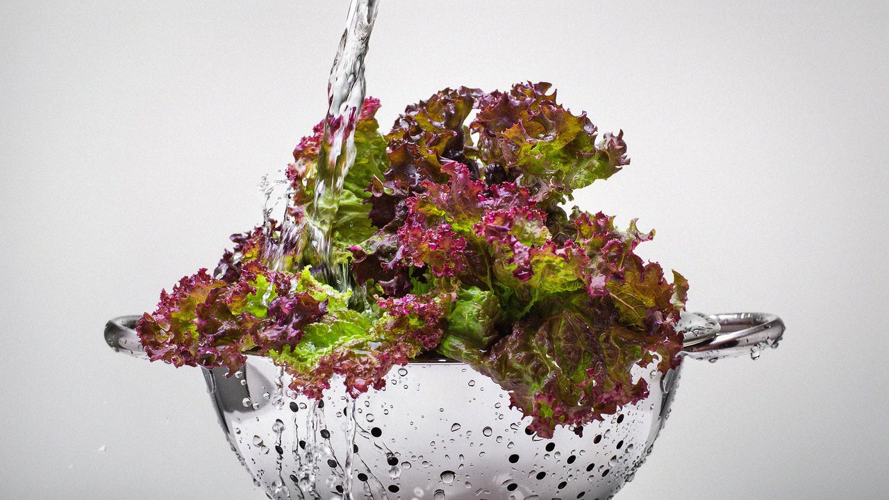 How to safely eat your greens during the cyclospora outbreak, according to an infectious disease expert
