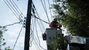 Hydro crews work overnight to restore power after summer storm in Manitoba