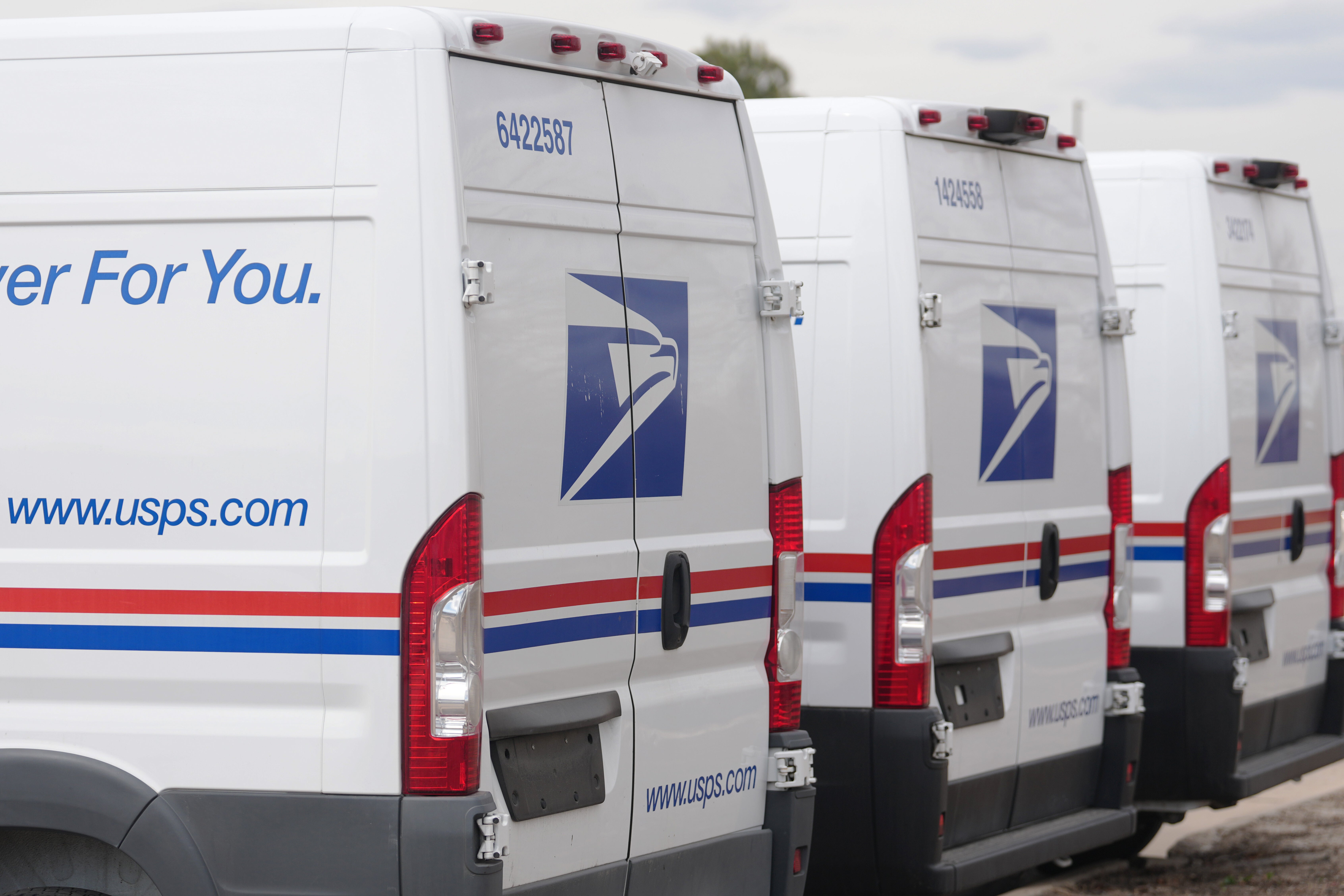 Mass. postal worker robbed at gunpoint