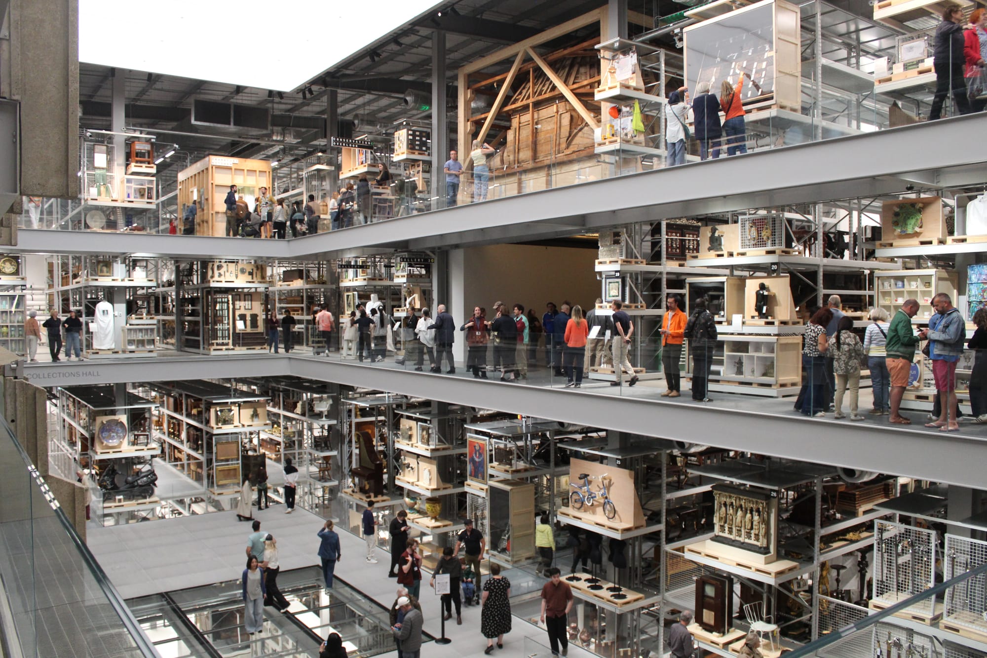 V&A Storehouse Workers Vote to Strike Over “Amazon-Style” Conditions