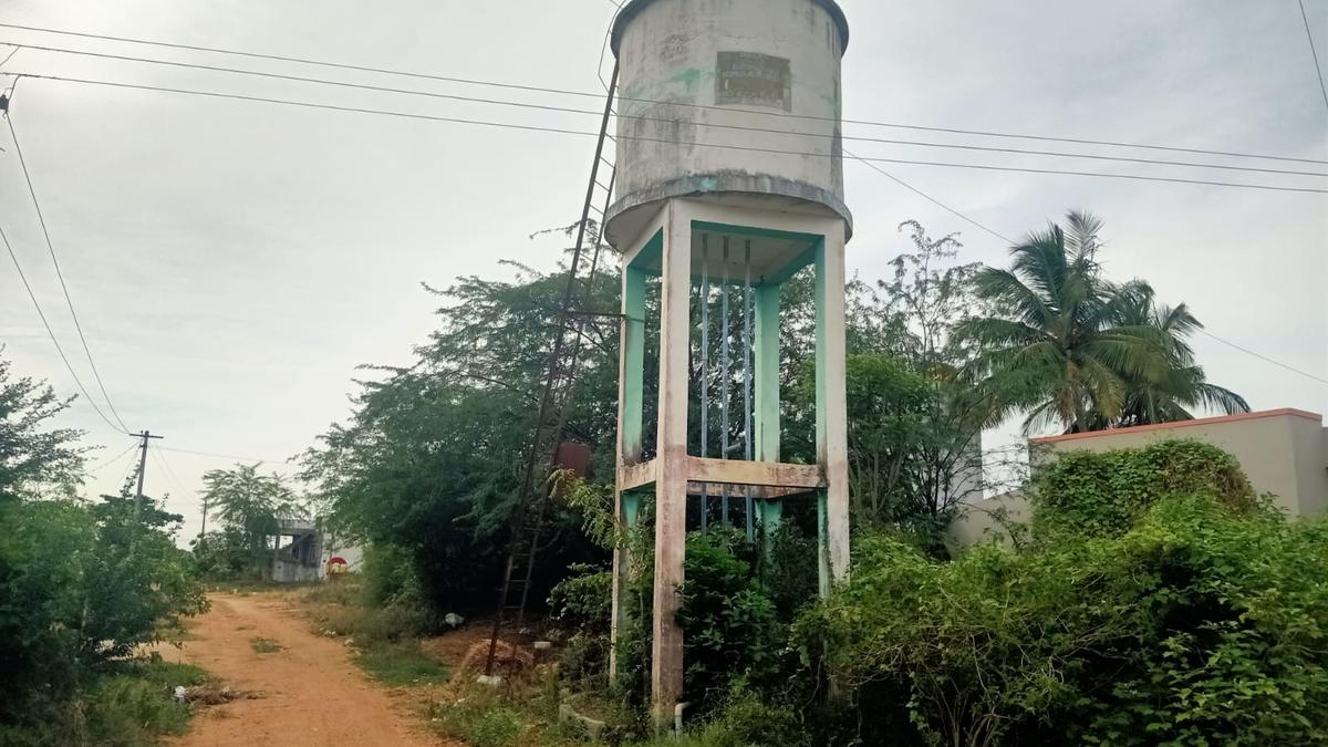 Villagers demand operation of overhead tank for regular water supply in Tiruvannamalai