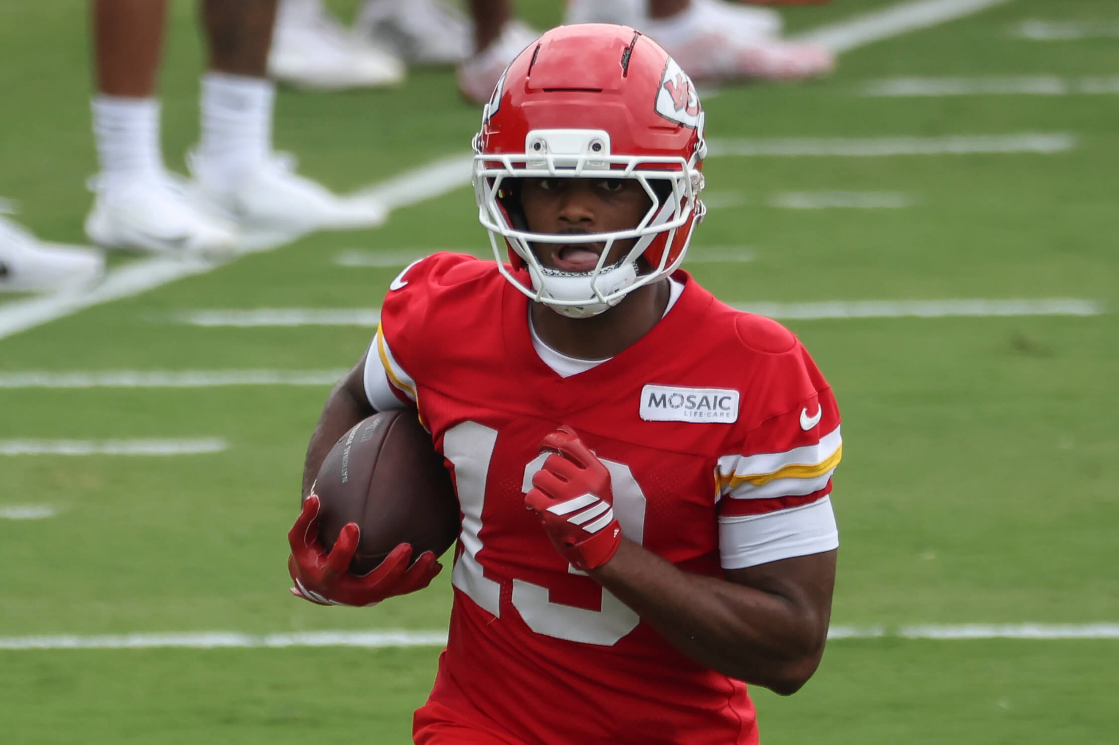 Chiefs camp standout wows with one-handed catch: 'This isn't even surprising'