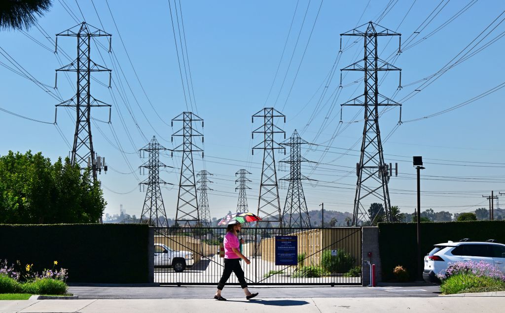 Power cuts possible for wildfire-prone WA residents over weekend near Chelan, Manson