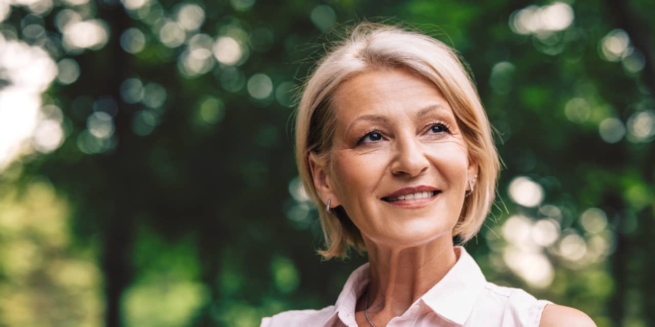 My girlfriend is 62. Can she claim her late husband’s full Social Security benefit — or does she have to wait?