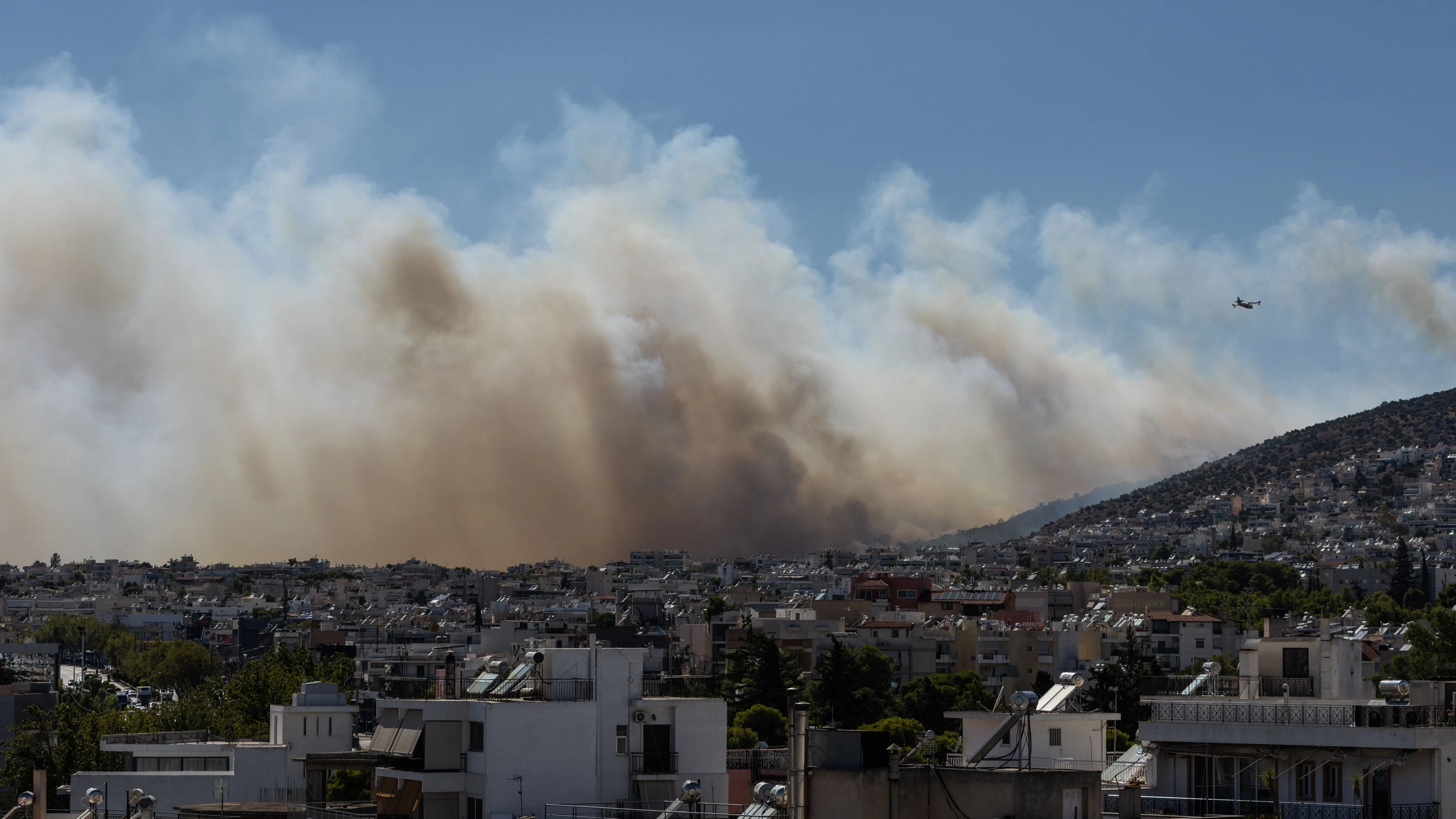 Hitze-Liveblog: Neue Brände in Europa – Höchste Alarmstufe im Großraum Athen