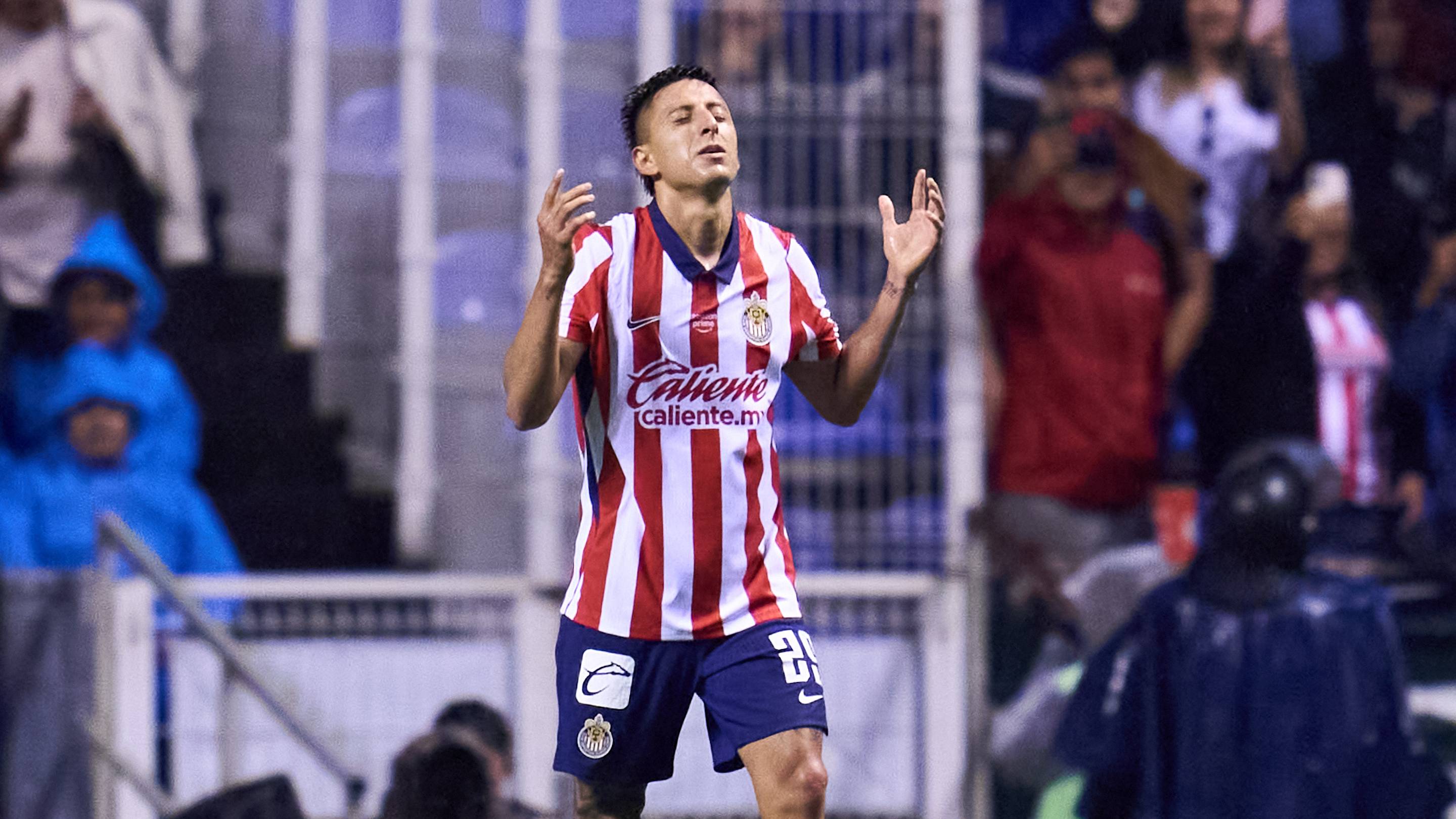 Chivas rescata un empate ante Puebla bajo la lluvia