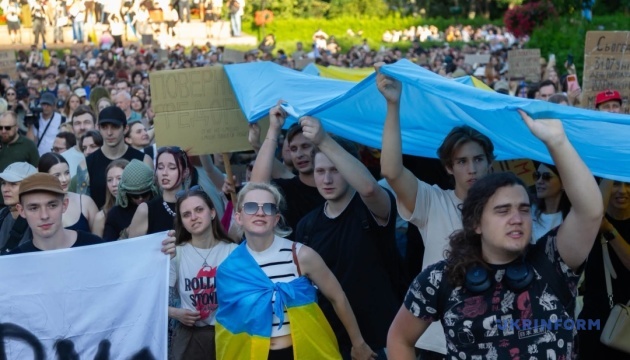 Massive march for dialogue and defense sector reforms held in Kyiv