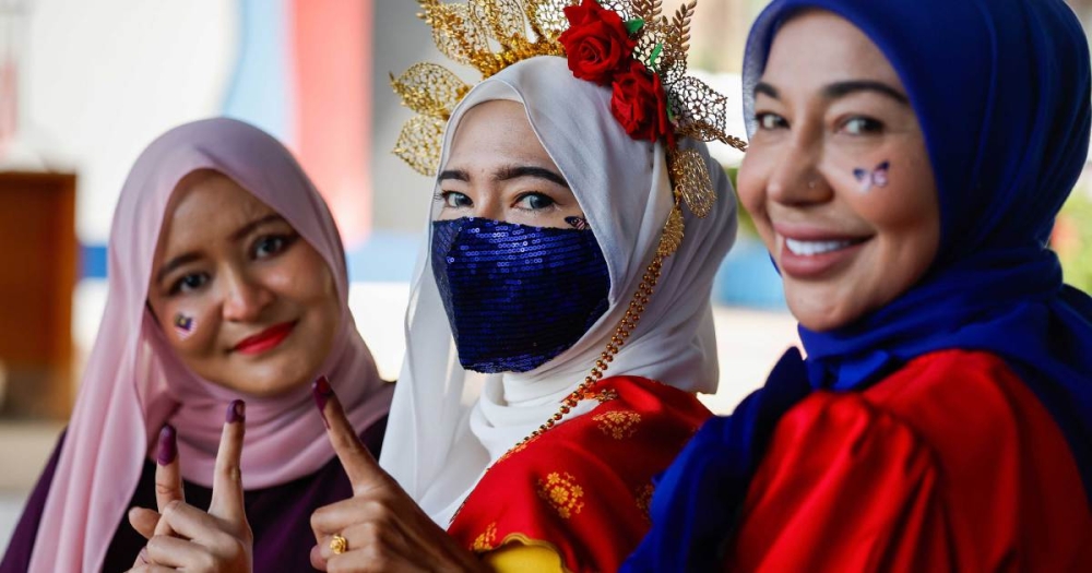 Sisters turn heads in Rantau, blending civic duty with Jalur Gemilang fashion ahead of Merdeka