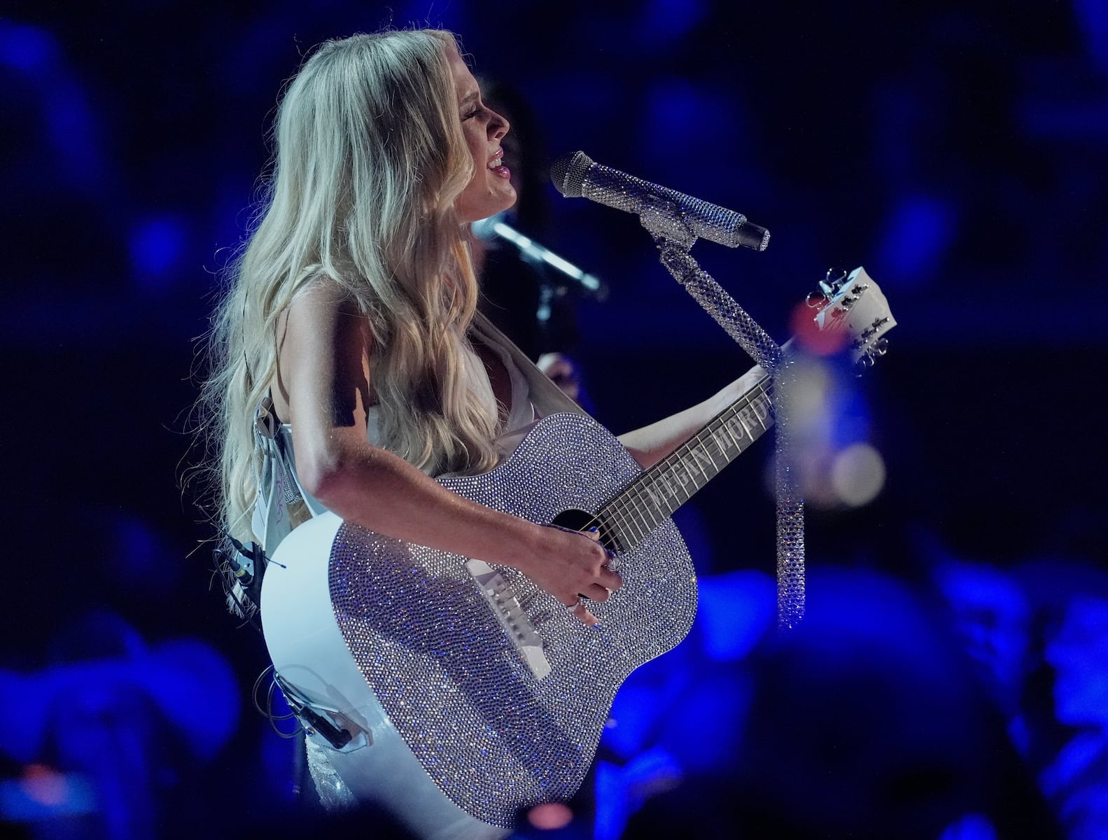 Country music star cries, ends concert early: ‘Just can’t play this show tonight’