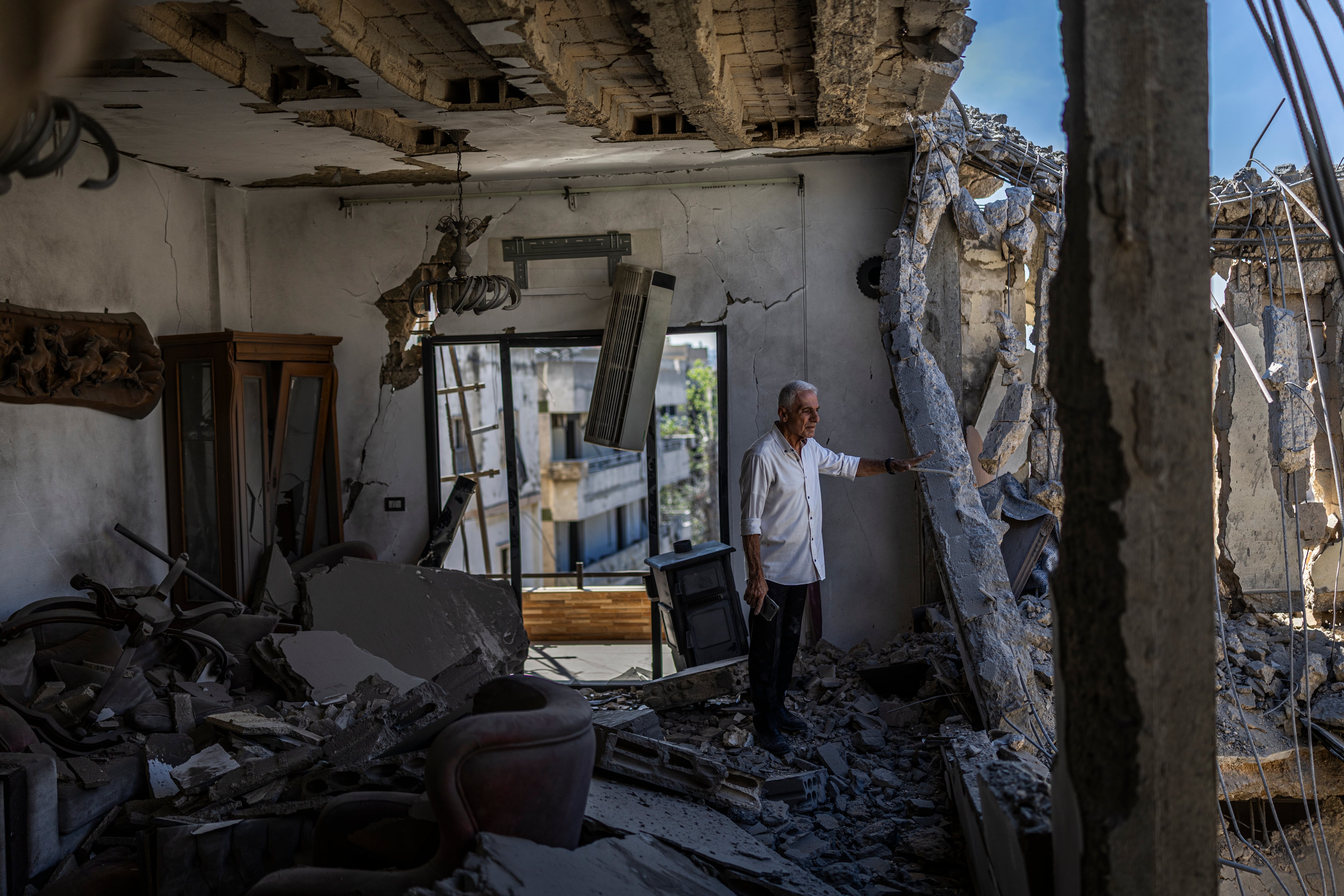 Lebanese who fled the Israeli invasion visit to see what's left