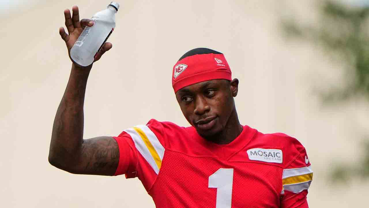 Chiefs hit by 2 training camp injuries as WRs Worthy, Allen leave practice