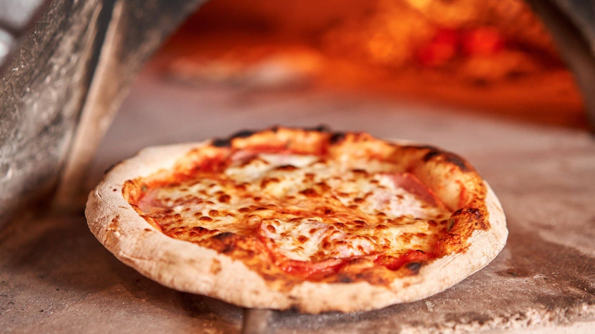 Pizza Hut and Papa John's rival closing 68 stores