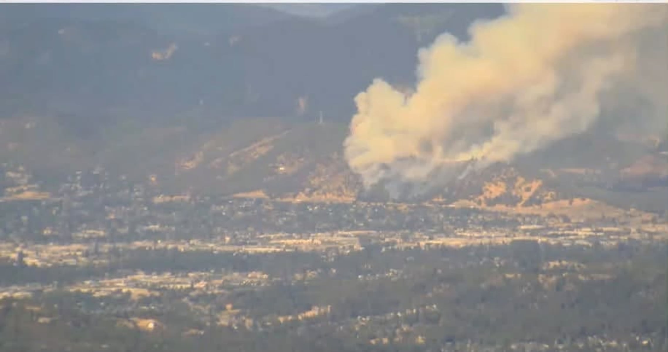Brush fire along freeway in southern Oregon prompts evacuations