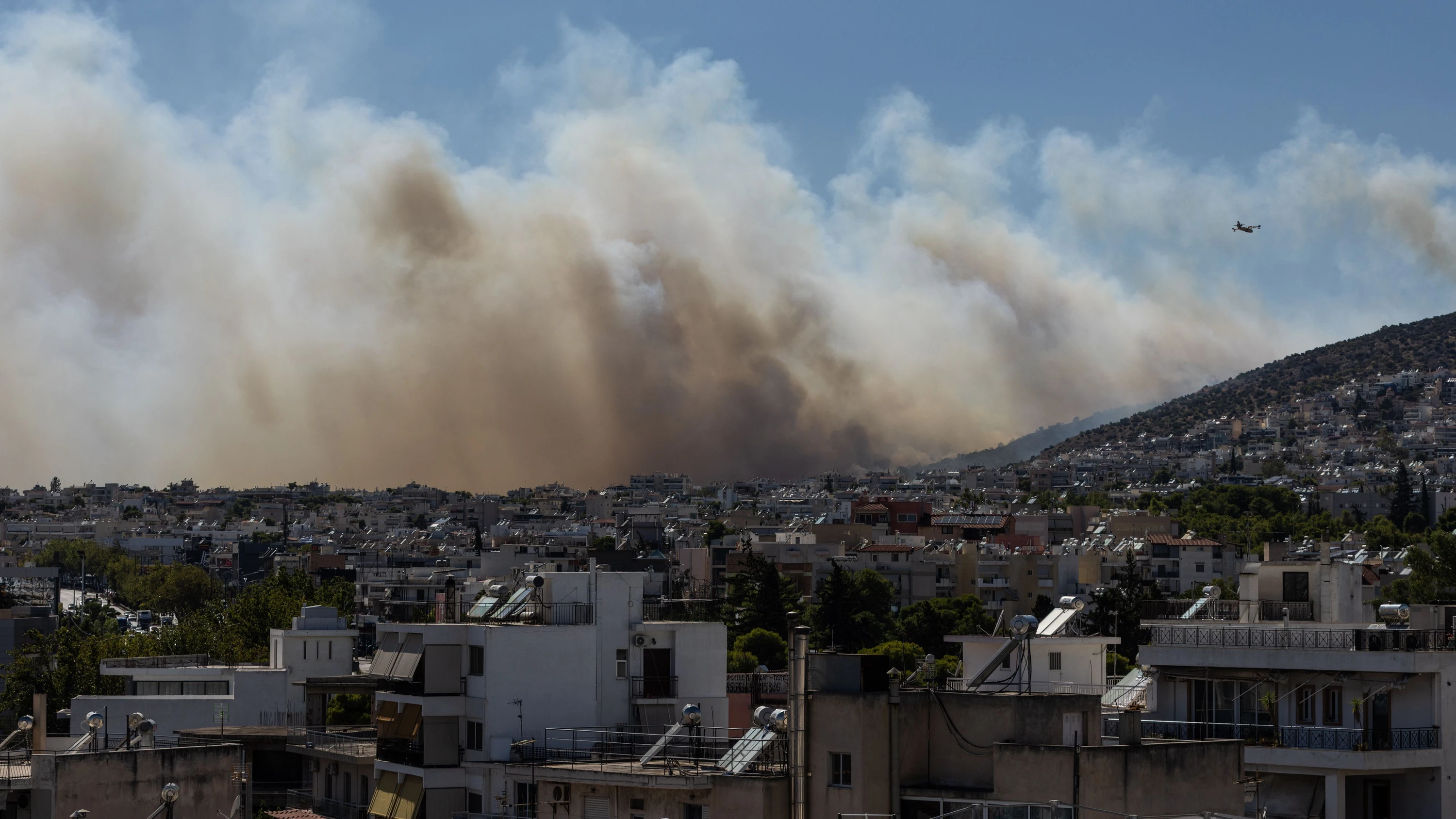 Griechenland: Waldbrände nahe Athen breiten sich weiter aus