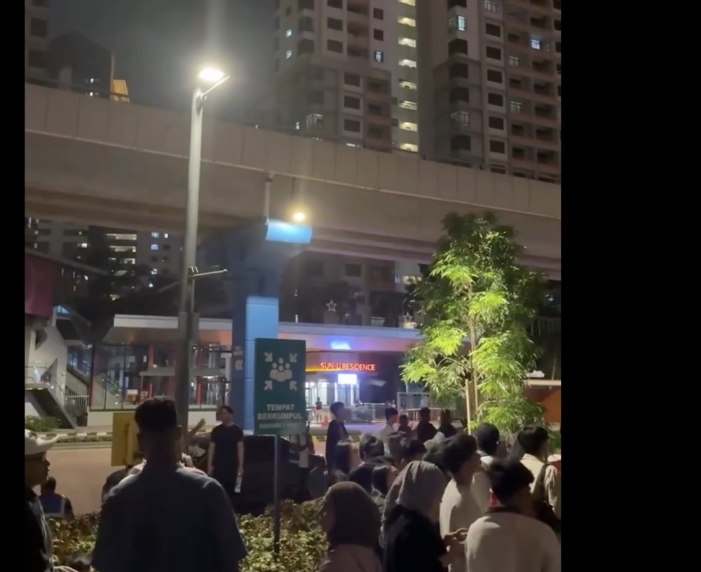 Fire breaks out at Sunway Square Mall, blaze contained before firefighters arrive (VIDEO)