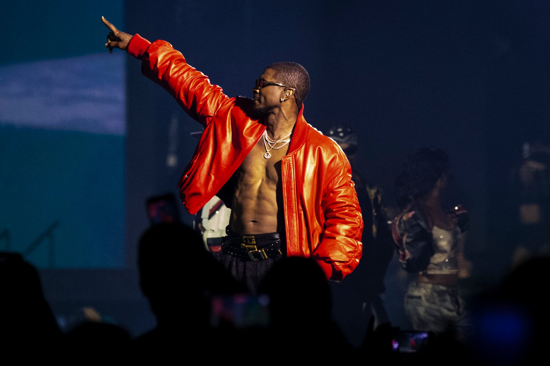 Usher, Chris Brown seduce Syracuse with sexy R&B, showmanship (concert review)