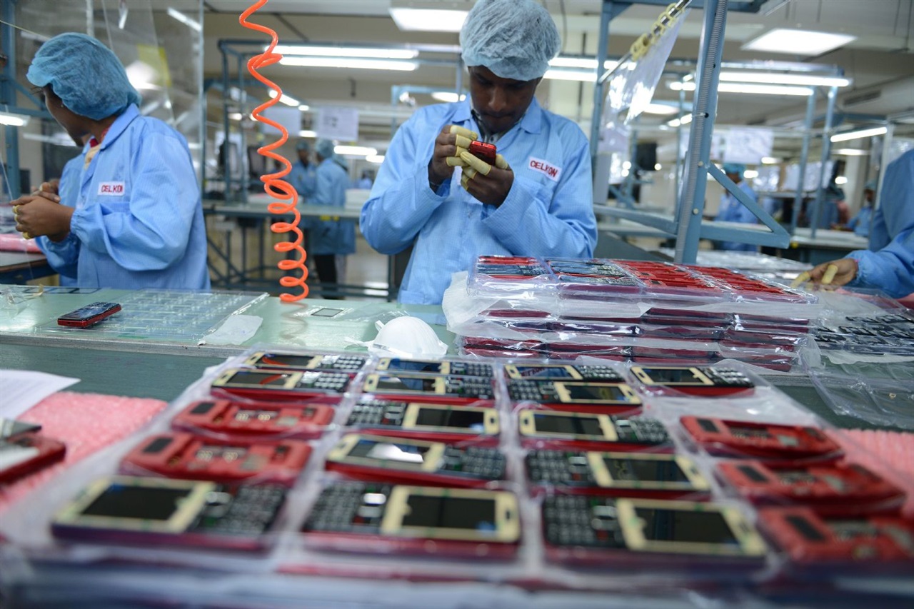 Dixon sees mobile, IT hardware, and component push lift export and margin outlook
