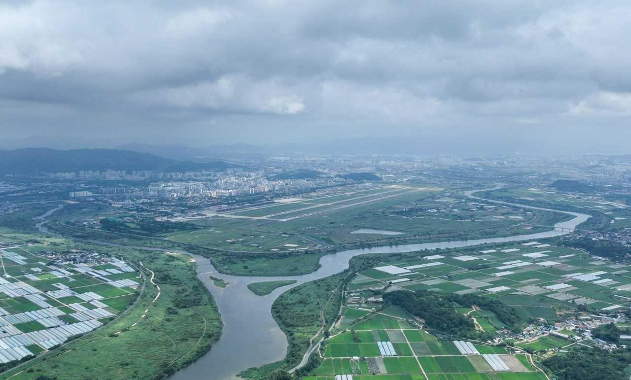 Labor unions slam alleged gov't move to ease 52-hour workweek rules for Gwangju chip cluster