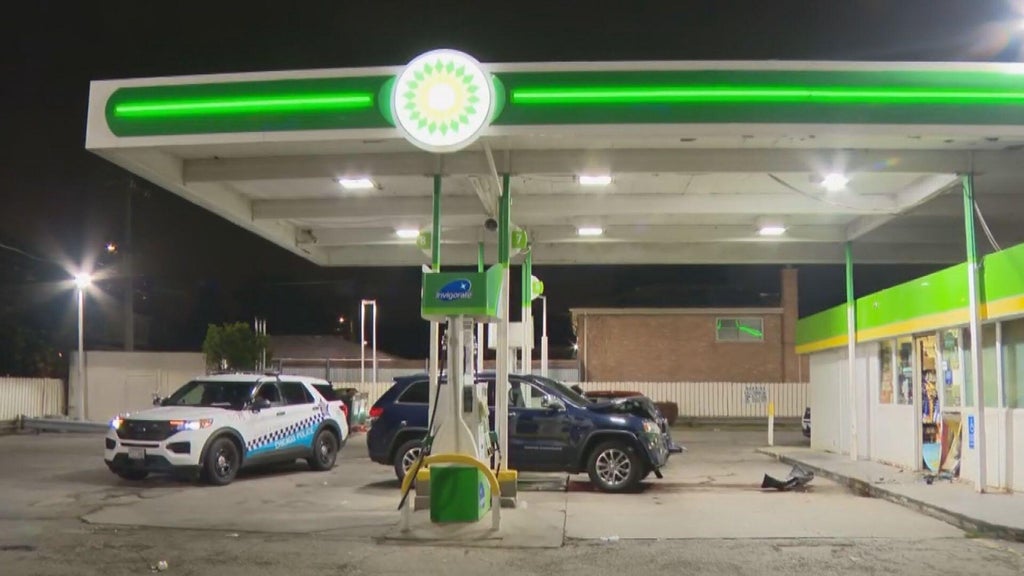 Crash-and-grab thieves steal ATM from gas station in Chicago's Roseland community