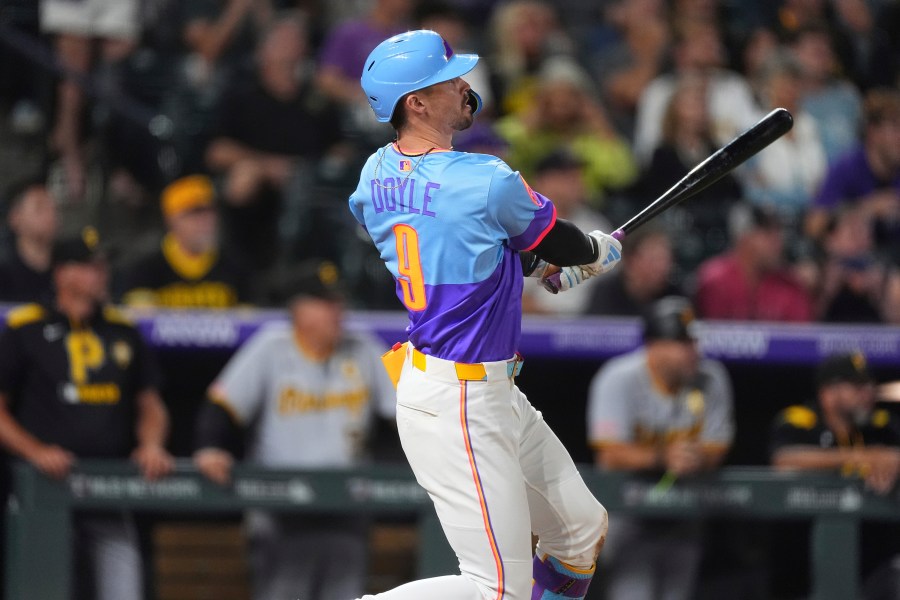 Rockies trade former Gold Glove winner Doyle to White Sox