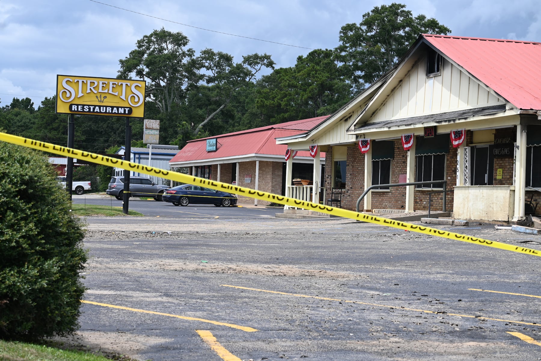 ‘Icon of Bay Minette’: Community, family rallies around Streets Seafood after fire