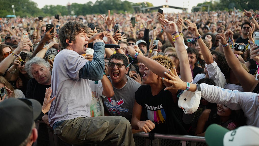 Grant Park cleanup after muddy Lollapalooza could take weeks, Chicago officials say